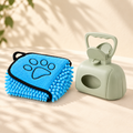 Pack Paseo limpio: recogecacas verde y toalla azul