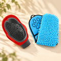 Pack Vuelta tranquila: guante de cepillado negro y rojo y toalla azul
